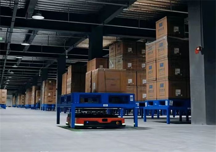 獻(xiàn)禮卅五華誕|衛(wèi)華35臺(tái)AGV搬運(yùn)機(jī)器人 批量交付,引 領(lǐng)倉儲(chǔ)智能化新潮流