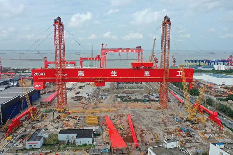 又一個2000t門機!衛(wèi)華共同參與制造的國內**大噸位造船門式起重機完成提升!